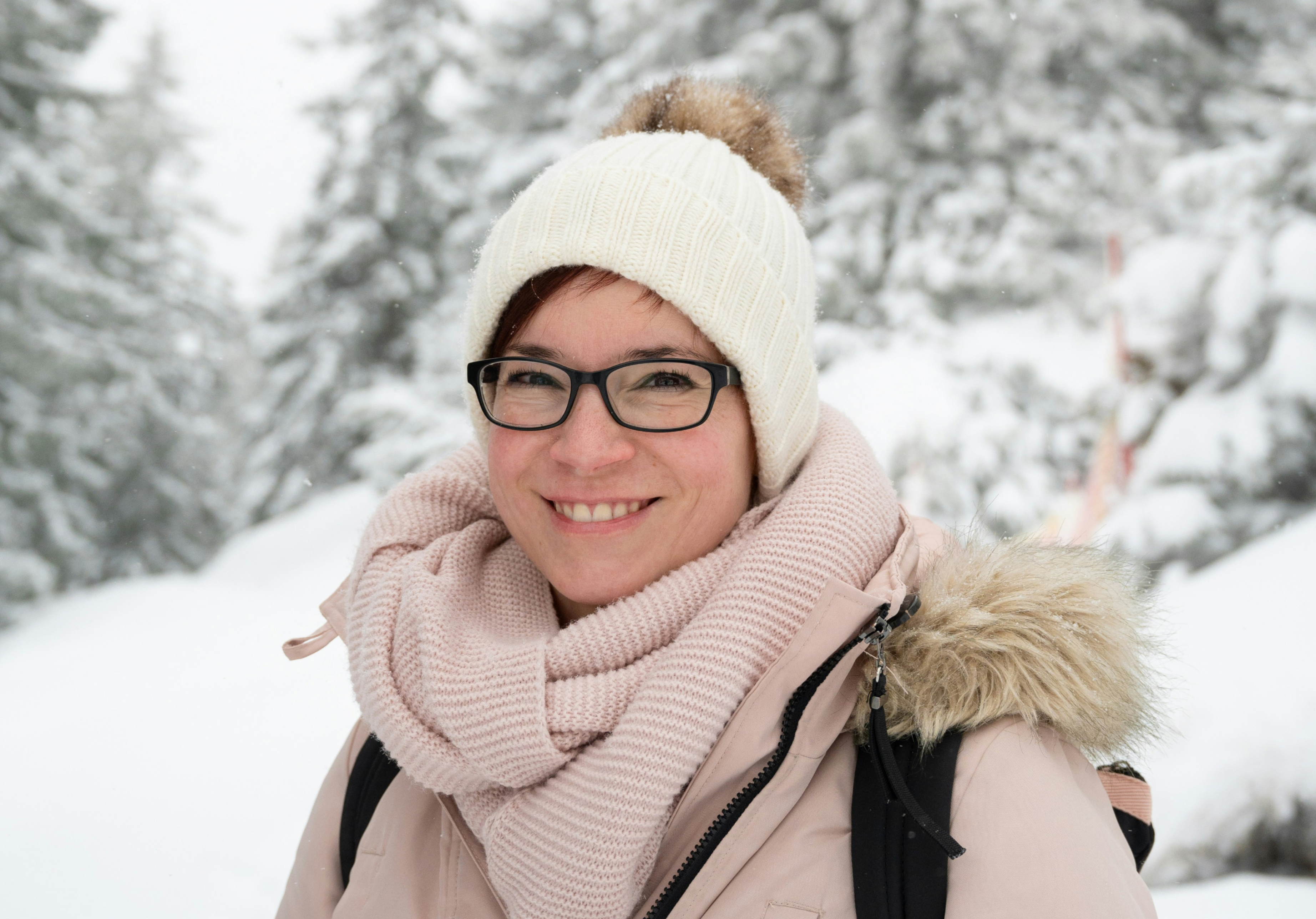 Utilisatrice heureuse dans la neige au Canada